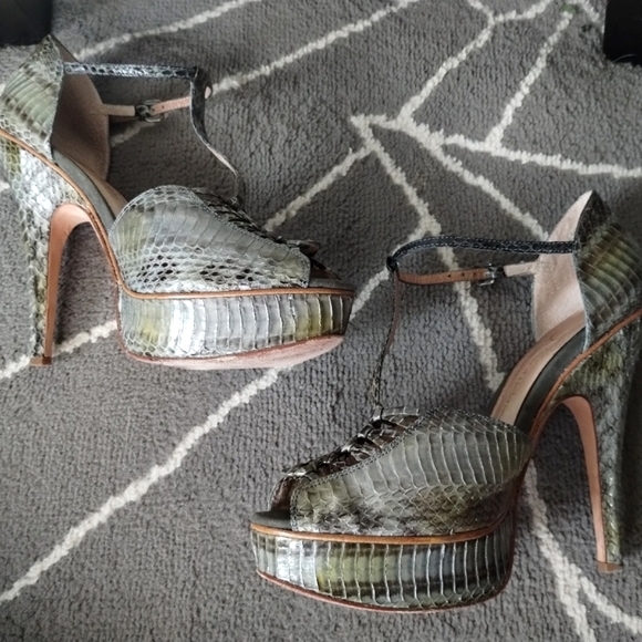 Embossed Green Snake Python Print T Strap Platform Heels by House of Harlow - Picture 3 of 15